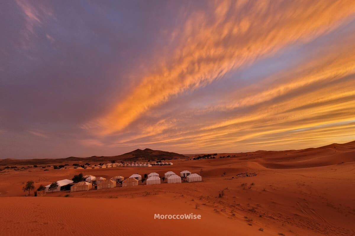 A traditional camp set among the Sahara dunes